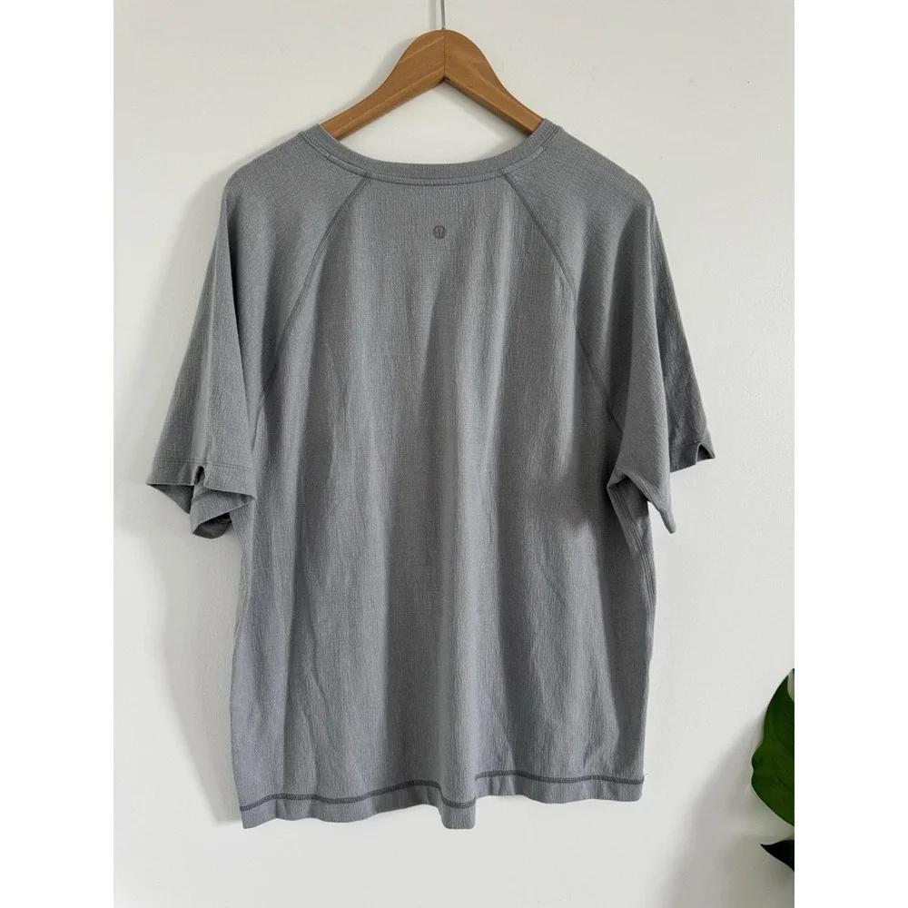 Lululemon Light Gray Lightweight Short Sleeve Activewear‎ Shirt Men's Size L
